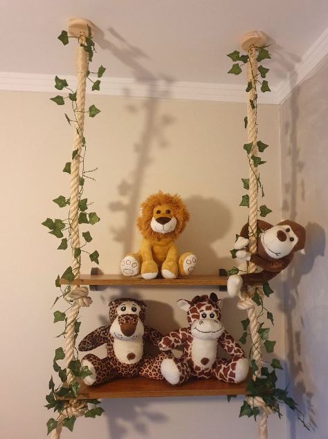 Prateleiras decorativas de quarto infantil com tema safari.