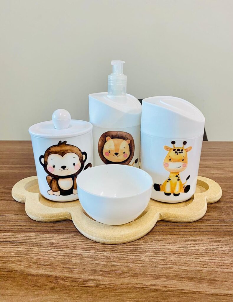 Bandeja com kit higiene em porcelana com desenhos de animais.