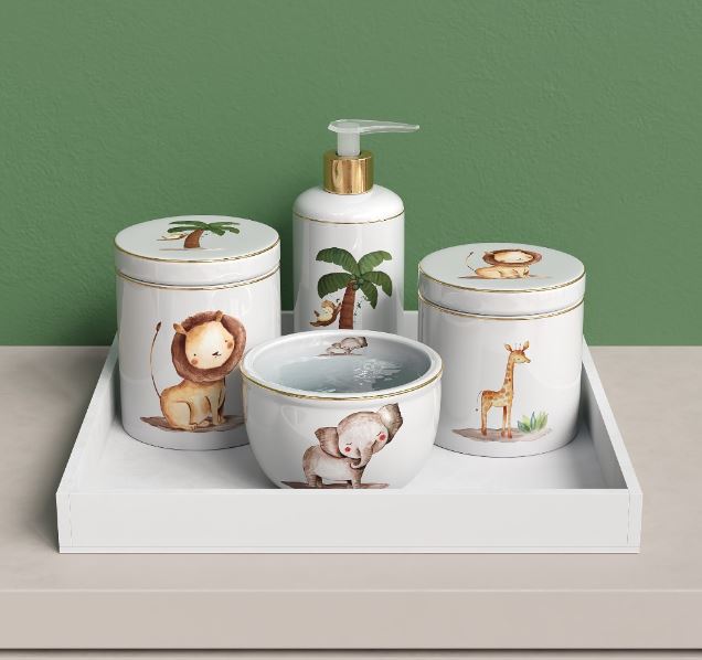 Bandeja com kit higiene em porcelana com desenhos de animais.