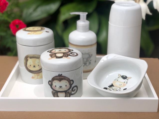 Bandeja com kit higiene em porcelana com desenhos de animais.