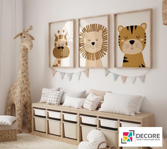 Conjunto de três quadros retangulares com desenhos de animais.